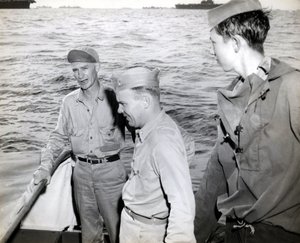 Ernie Pyle besucht die USS Hornet von Unbekannt