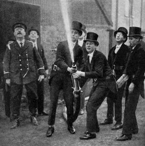 Etons Amateur-Feuerwehrleute üben einen Schlauchbohrer, Berkshire, um 1922