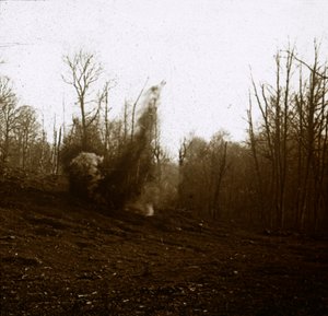 Explosion einer von einem Panzer abgefeuerten Granate, um 1914-1918 von Unbekannt