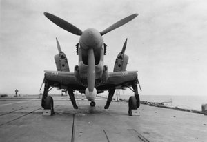 Fairey Firefly Flugzeug bereit zum Transport zum Hangarlift, HMS Venerable, 1945 von Unbekannt