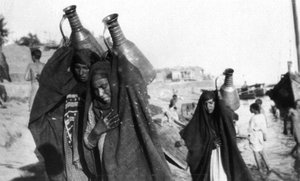 Weibliche Wasserträger, Amarah, Irak, 1917-1919 von Unbekannt