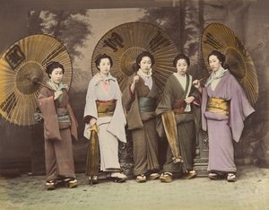[Fünf japanische Frauen in traditioneller Kleidung mit Sonnenschirmen], 1870er Jahre von Unbekannt