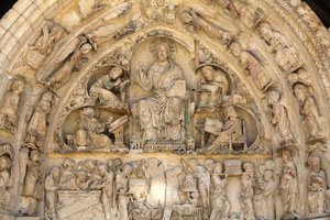 Abteibasilika Fleury, Nordtor Tympanon: Christus in Herrlichkeit, umgeben von Evangelisten, Saint Benoit sur Loire, Frankreich