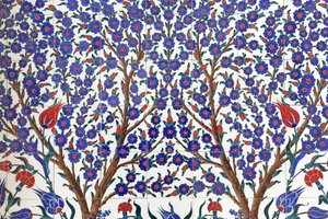 Blumen. Eines der 80 Iznik-Paneele - hochdekorierte Keramikfliesen, die im 16. Jahrhundert beliebt waren - die in Istanbuls kaiserlichen und religiösen Gebäuden deutlich zu sehen sind. Sheikh Zayed Moschee. 1995. Emirat Abu Dhabi von Unbekannt