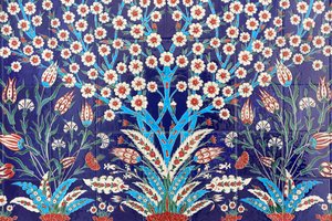 Blumen. Eines der 80 Iznik-Paneele - hochdekorierte Keramikfliesen, die im 16. Jahrhundert beliebt waren - die in Istanbuls kaiserlichen und religiösen Gebäuden deutlich zu sehen sind. Scheich-Zayid-Moschee. 1995. Emirat Abu Dhabi von Unbekannt