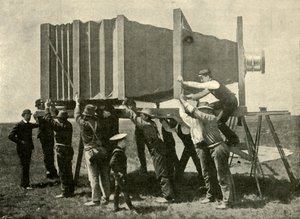 Fokussierung der gigantischen Kamera für die Arbeit, 1901