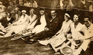 Ehemaliger König Manuel II. von Portugal mit Tennisspielern, Großbritannien, 1930, 1933