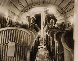 Vier Männer in der Passagierkabine eines Supermarine 
