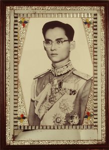 Gerahmtes Porträt von König Bhumibol Adulyadej (s/w Foto) von Unbekannt