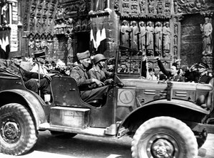 Französischer General Philippe Leclerc vor Notre Dame, Befreiung von Paris, August 1944