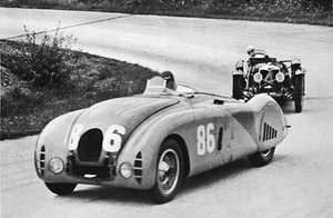 Großer Preis von Frankreich, 1936: Ein neuer stromlinienförmiger Bugatti, gefolgt von einem Riley, 1936, 1937