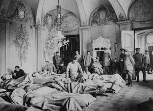 Französische und deutsche Verwundete in einem Schloss in Frankreich, Erster Weltkrieg, 1915 von Unbekannt