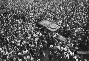 Französische Menschenmengen jubeln Pershing und Joffre zu, Hotel Crillon, Paris, Erster Weltkrieg, 1917 von Unbekannt