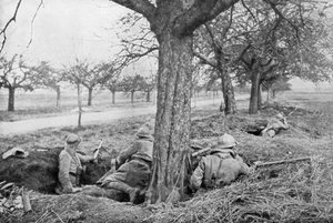 Französische Maschinengewehrschützen eingegraben am Straßenrand, unter Apfelbäumen, 1918 von Unbekannt
