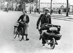 Französische Flüchtlinge kehren nach dem Fall Frankreichs an die Deutschen nach Hause zurück, Paris, Juli 1940