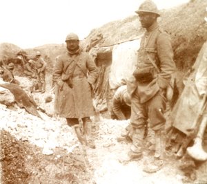 Französische Soldaten in einem eroberten deutschen Schützengraben