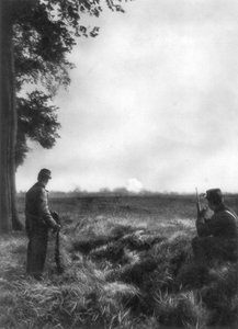 Französische Soldaten beobachten Artilleriefeuer, Erste Schlacht an der Marne, Frankreich, 5.-12. September 1914