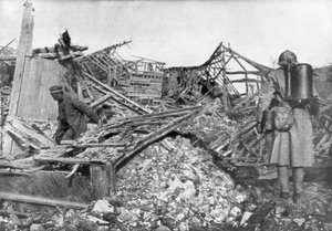 Französische Truppen setzen Flammenwerfer ein, um Deutsche aus ihren Unterständen zu vertreiben, Cantigny, Frankreich, 1918