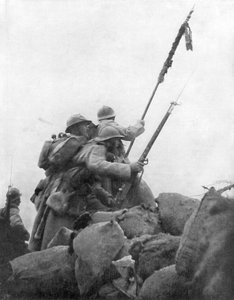 Französische Truppen mit ihrer Regimentsflagge, die 2. Schlacht von Champagne, Frankreich, 25. September 1915