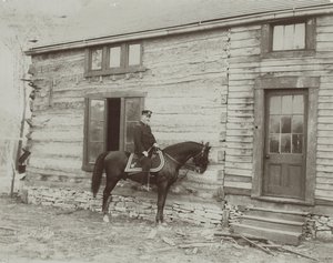 General Frederick Dent Grant zu Pferd vor der Hütte (Hardscrabble), die von seinem Vater, Ulysses S. Grant, gebaut wurde von Unbekannt