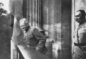 General Pershing auf dem Balkon des Hotel Crillon, Paris, Erster Weltkrieg
