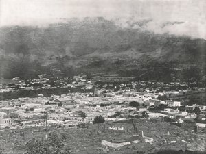 Gesamtansicht mit dem in Dunst gehüllten Tafelberg, Kapstadt, Südafrika, 1895 von Unbekannt