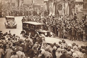 George VI. und Königin Elizabeth verlassen den Buckingham-Palast, um Urlaub in Windsor zu machen, 1937