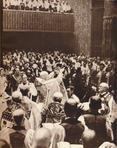 George VI. wird mit der St. Edwards Krone am Tag seiner Krönung gekrönt, 1937