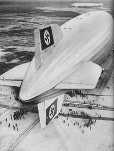 Deutsches Zeppelin-Luftschiff Hindenburg verankert in Lakehurst, New Jersey, ca. 1936-1937 von Unbekannt