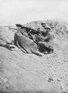 Deutsches Maschinengewehr im Einsatz gegen den Feind, Verdun, Frankreich, 1917