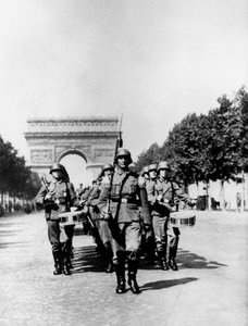 Deutsche Militärparade entlang der Champs Elysees während der Besatzung, Paris