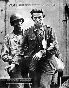 Deutscher Kriegsgefangener kommt in England an, eskortiert von einem amerikanischen Soldaten, 1944 von Unbekannt