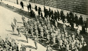 Deutsche Gefangene von der SMS Magdeburg in Petrograd, Russland...August 1914, ca. 1920