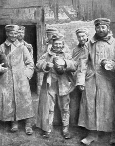 Deutsche Kriegsgefangene mit ihrer Brotration, 1915 von Unbekannt