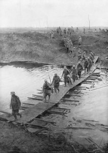 Deutsche Gefangene auf einem Duckboard-Weg am Yser-Kanal, Belgien, 31. Juli 1917