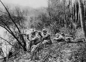 Deutsche Soldaten am Ufer der Aisne, Frankreich, 1915