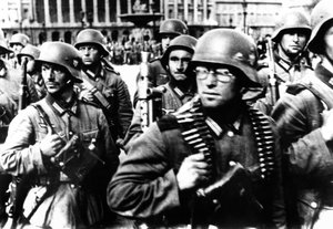 Deutsche Soldaten marschieren in Paris, 14. Juni 1940