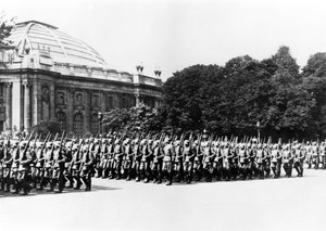 Deutsche Truppen paradieren vor dem deutschen Kommandanten von Paris, 8. Juli 1941