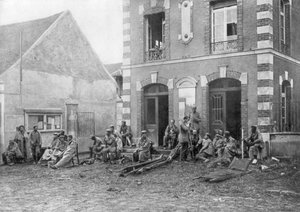 Deutsche Truppen sitzen auf den Stufen des Rathauses von Vareddes, Frankreich, 1914