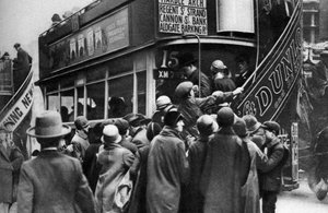 Einsteigen in einen Bus in Ludgate Hill, London, 1926-1927 von Unbekannt