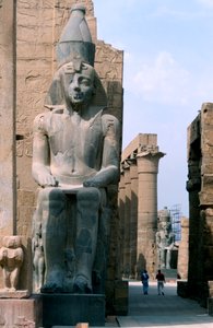 Riesige Statue von Ramses II., dritter König der 19. Dynastie, Luxor, Ägypten, ca. 1279-1213 v. Chr.