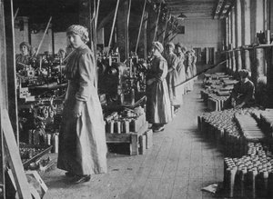 Mädchenarbeiterinnen in einer Munitionsfabrik, 1915 von Unbekannt