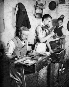 Goldschlagen in einer Londoner Werkstatt, 1926-1927 von Unbekannt