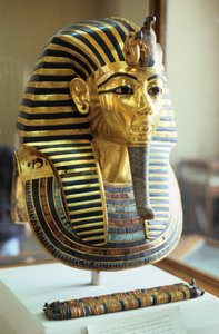 Gold- und Lapislazuli-Totenmaske von Tutanchamun, König von Ägypten, um 1323 v. Chr. von Unbekannt