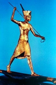 Goldfigur von König Tutanchamun auf einem Schilfboot, 14. Jahrhundert v. Chr. von Unbekannt
