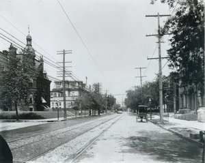 Grand Avenue nach Norden von der Washington Avenue. Dritte Baptistenkirche rechts. Universitätsclub links, ehemals Residenz von George W. Allen.