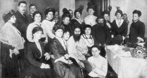 Grigori Rasputin und eine Gruppe von Frauen, 1917