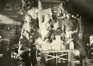 Gruppe in der Hütte im Sommer: Joyce an der Nähmaschine, 1908, 1909