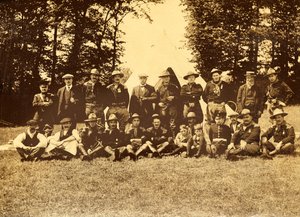 Gruppe von Männern in Uniform vor einem Tipi, Buckinghamshire, 1913 von Unbekannt