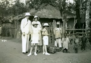 Gruppenporträt von Europäern und Einheimischen, Sierra Leone, 20. Jahrhundert